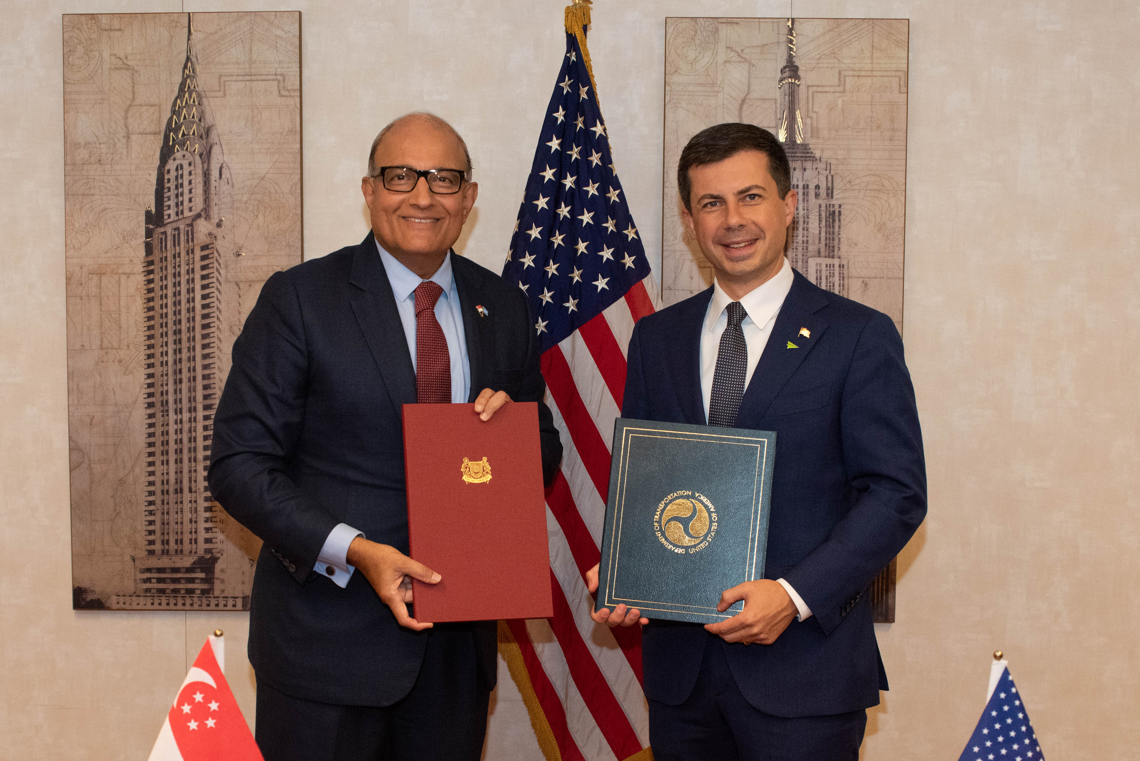 Annex B Photo of the MOC signing on Sustainable Aviation between Singapore and the United States