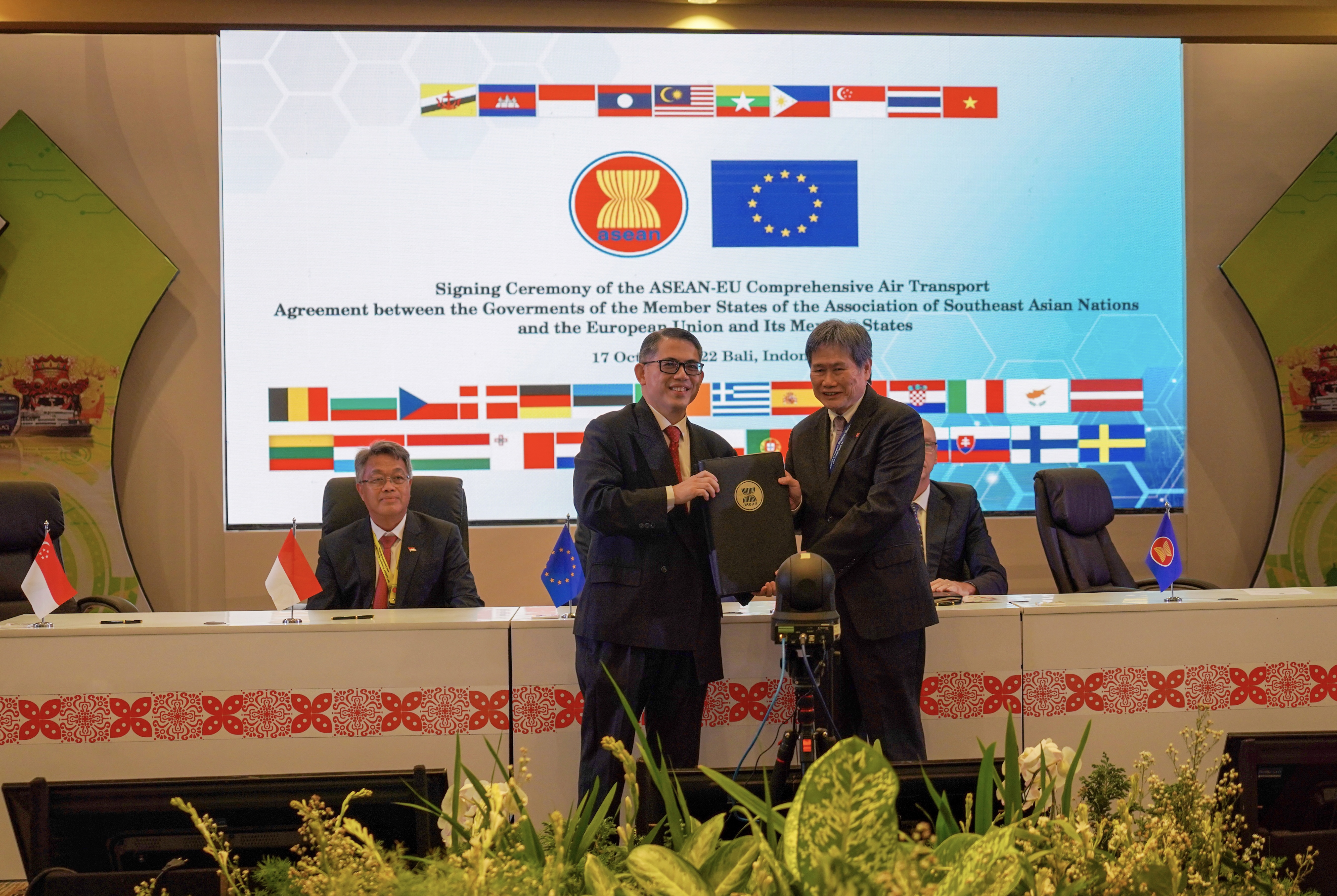 Mr Loh Ngai Seng, Permanent Secretary for Transport of Singapore, and Dato Lim Jock Hoi, ASEAN Secretary General, at the signing of the Comprehensive Air Transport Agreement between Member States of the Association of Southeast Asian Nations, and the European Union and its Member States